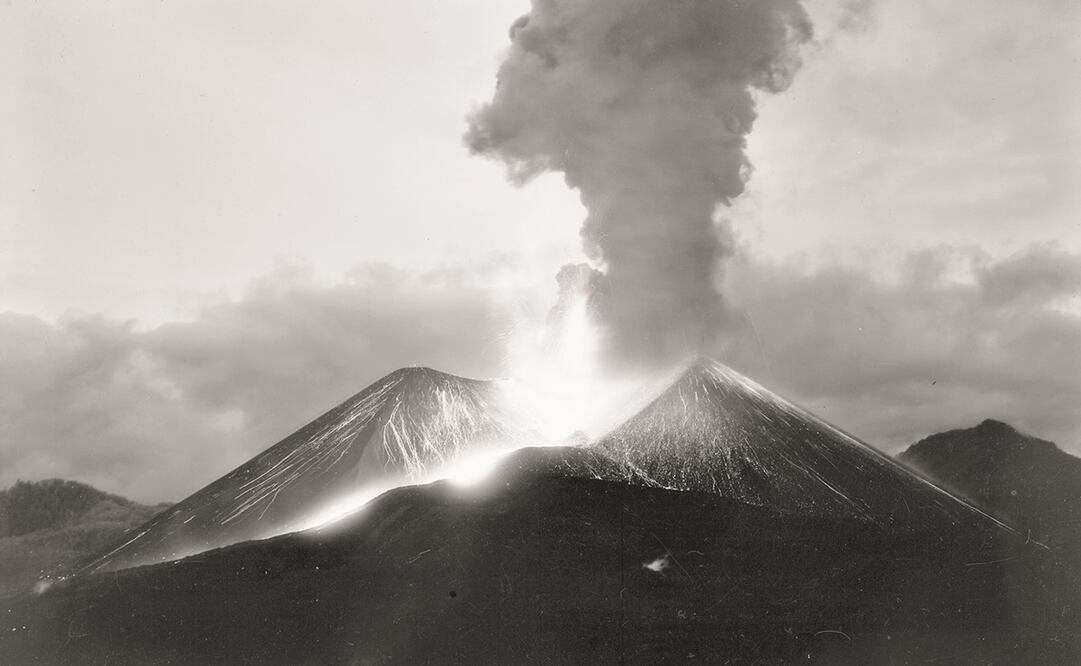 IMAGEN INÉDITA DE LA ERUPCIÓN DEL VOLCÁN PARICUTÍN EN 1943, CAPTADA POR EL FOTOPERIODISTA, RAFAEL GARCIA