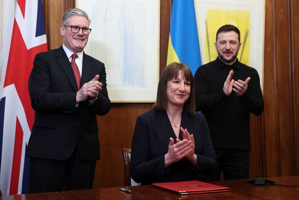 El primer ministro de Gran Bretaña, Keir Starmer y el presidente de Ucrania, Volodimir Zelensky para firmar los Préstamos de Aceleración de Ingresos Extraordinarios, el 1 de marzo de 2025. Foto: AFP