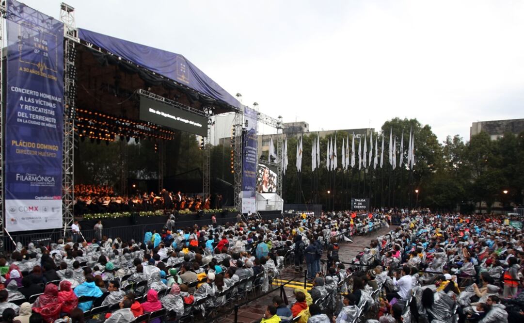El tenor Plácido Domingo volvió a la Plaza de las Tres Culturas de Tlatelolco, donde hace 30 años sufrió la pérdida de cuatro de sus familiares, quienes murieron sepultados en el edificio Nuevo León.