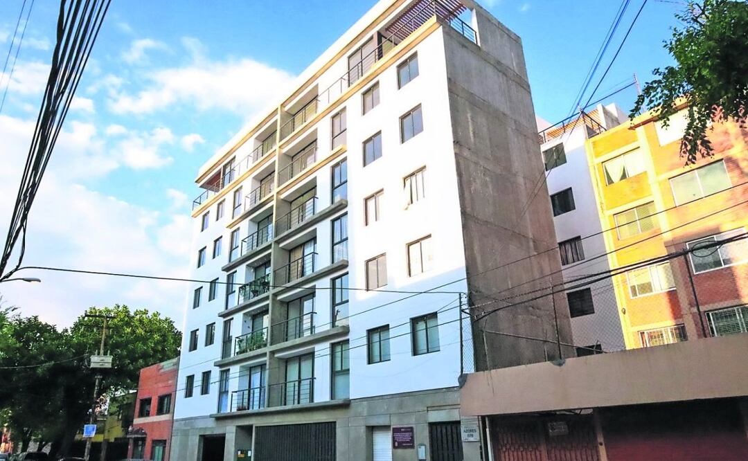 El edificio de Azores 609, en Portales, es de seis pisos; los departamentos que serán subastados son de doble planta, Foto: Jorge Medellín / EL UNIVERSAL