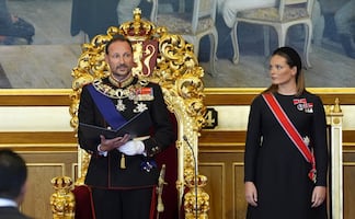 Comienza reinado del rey Haakon VIII de Noruega; jura la Constitución ante el Parlamento