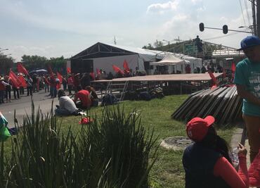 Campesinos instalan plantón en San Lázaro y les "prestan" recursos para damnificados
