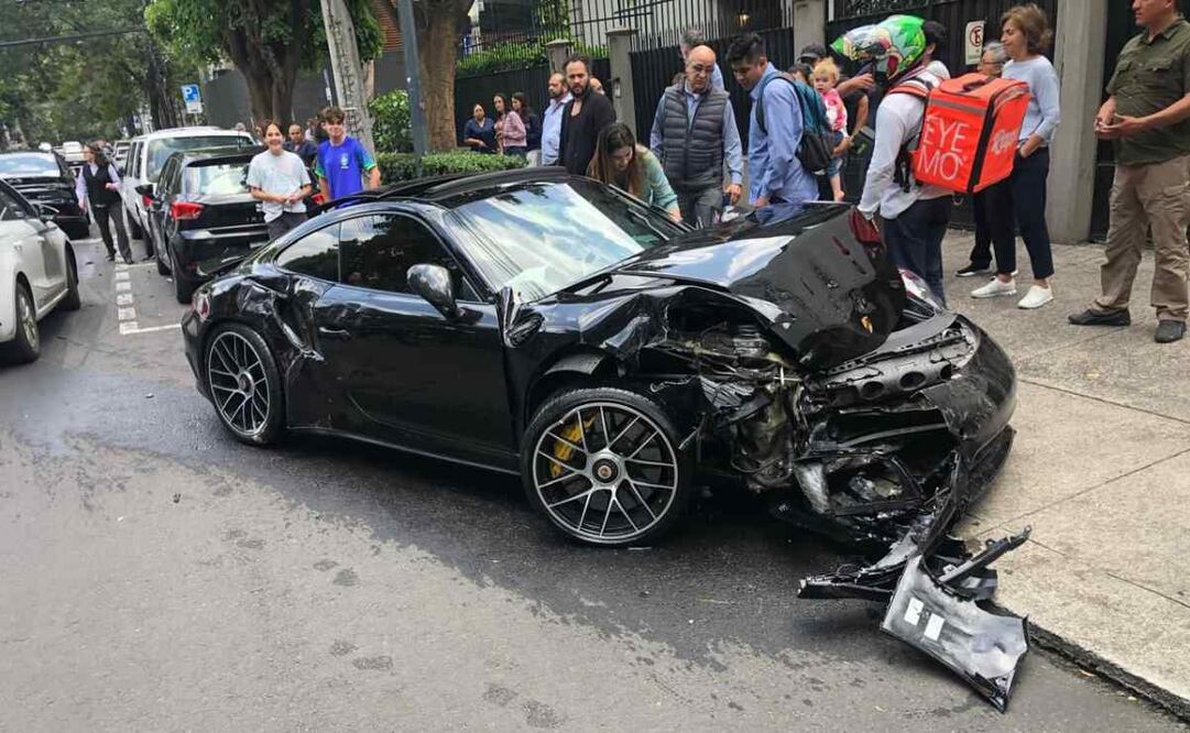 Vecinos y transeúntes de la zona fueron quienes enderezaron la camioneta a su posición normal. Foto: Especial