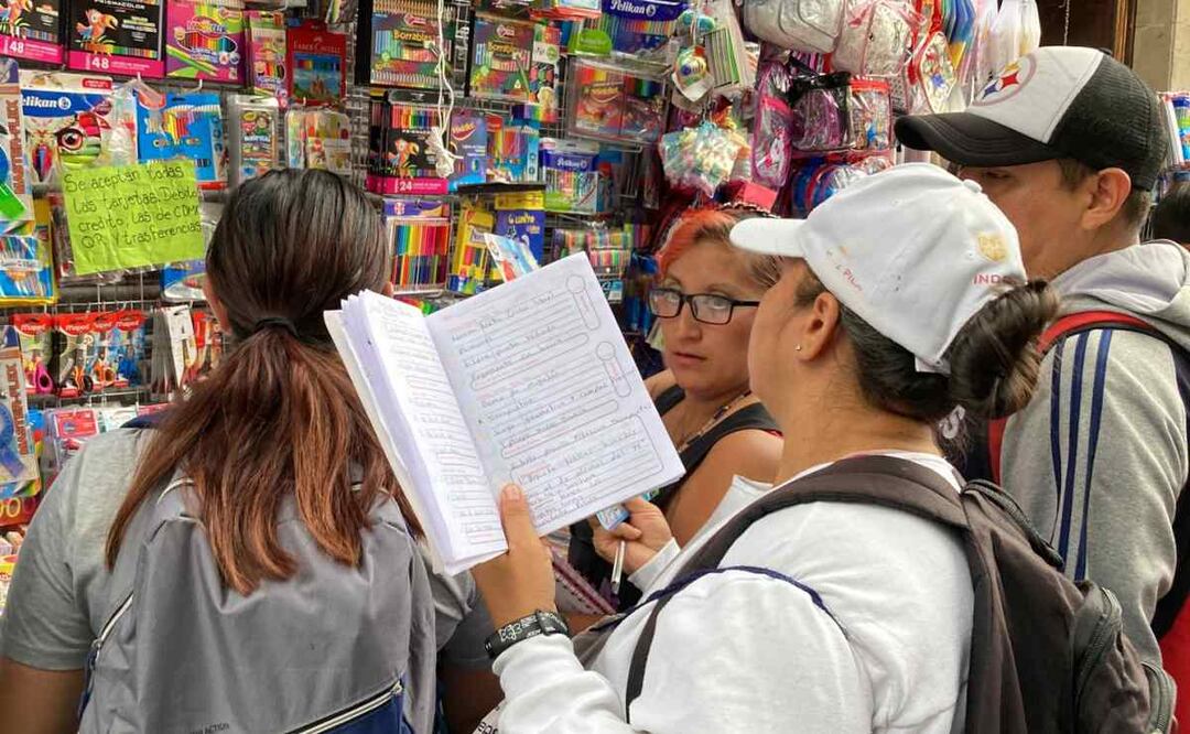 Algunos compradores hacen notar que el gasto para surtir la lista es muy grande, sobre todo si se tiene más de un hijo. Foto: Gaspar Betancourt. EL UNIVERSAL