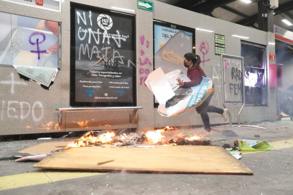 Las manifestantes llegaron ayer a la estación del Metrobús Insurgentes alrededor de las siete de la noche y vandalizaron las instalaciones. Foto: CARLOS MEJÍA. EL UNIVERSAL