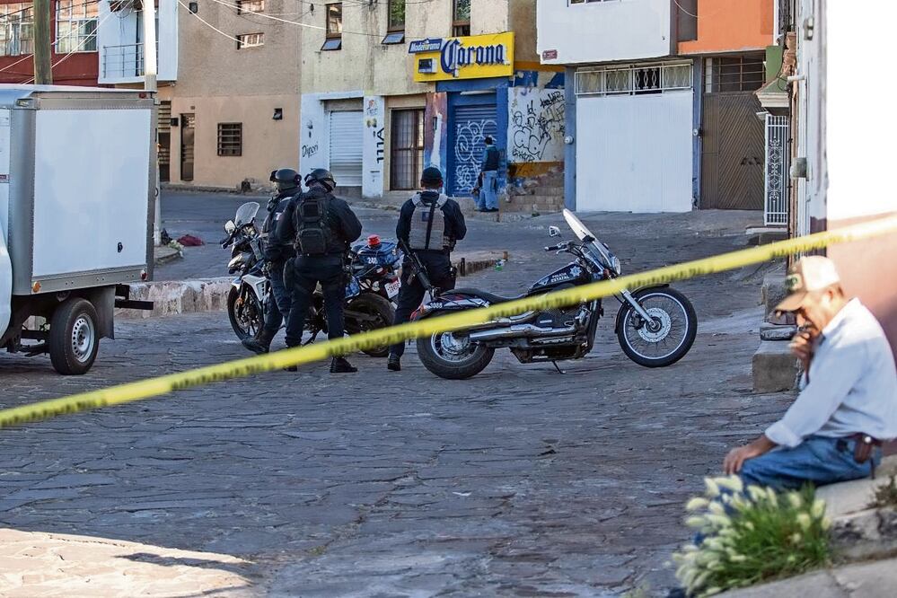 Personal pericial del Instituto Zacatecano de Ciencias Forenses se hizo cargo del hallazgo en calles cercanas al centro de la capital. Foto: Genero Natera/ Cuartoscuro