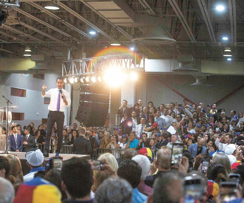 Encuentro. Juan Guaidó, líder opositor, ayer con seguidores en Miami. Foto: SAÚL MARTÍNEZ. AFP