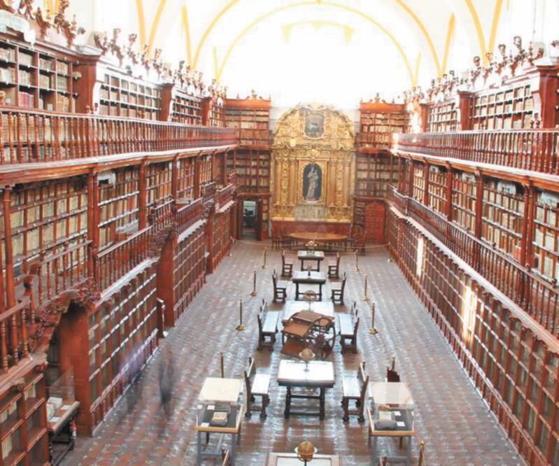 Interior de la Biblioteca Palafoxiana, ubicada en Puebla. Foto: ESPECIAL