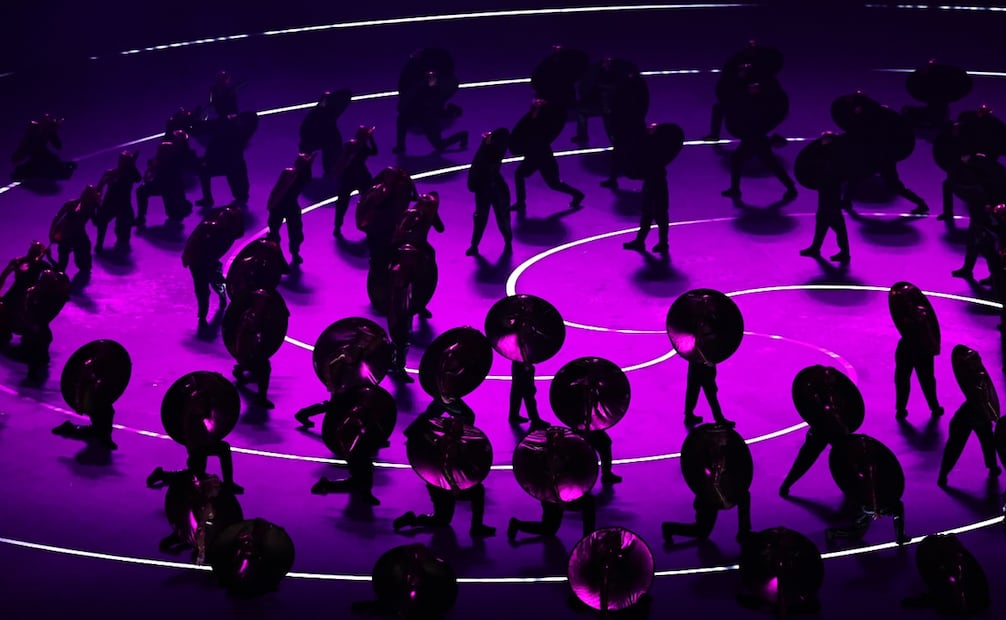 Bailarines durante la ceremonia de apertura de los Juegos Olímpicos de Invierno Milano Cortina 2026. Foto: EFE/EPA/NEIL HALL.