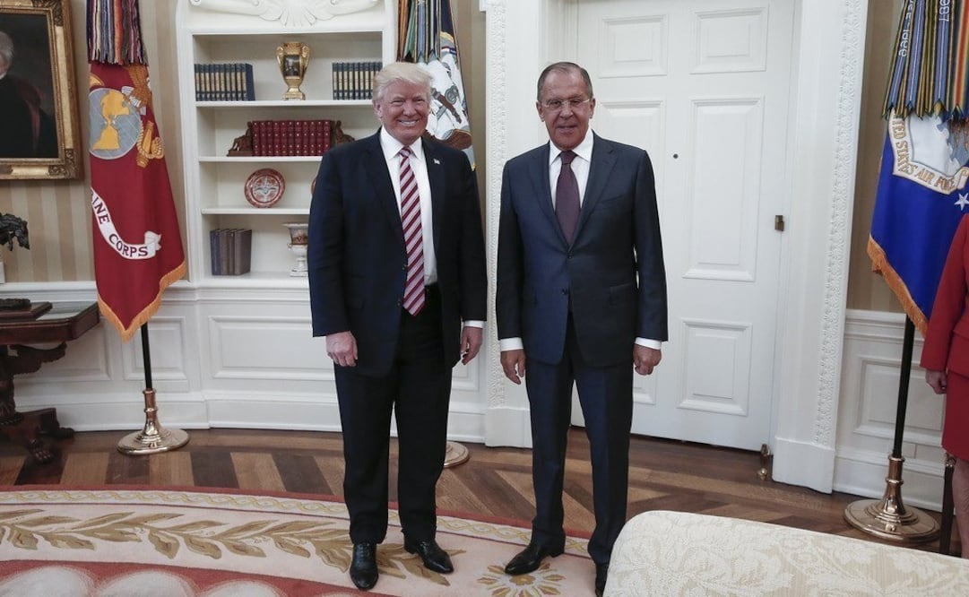 El presidente de EU, Donald Trump, durante su reunión con el ministro ruso de Exteriores, Serguéi Lavrov, en la Casa Blanca en Washington (EFE)