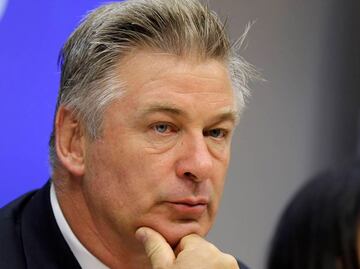 ¿Qué cargos enfrentaría Alec Baldwin tras asesinato en rodaje, según los abogados?
