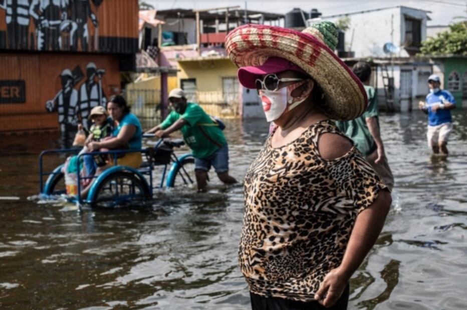 Inundaciones, baile callejero y compras navideñas, entre las fotos de la semana