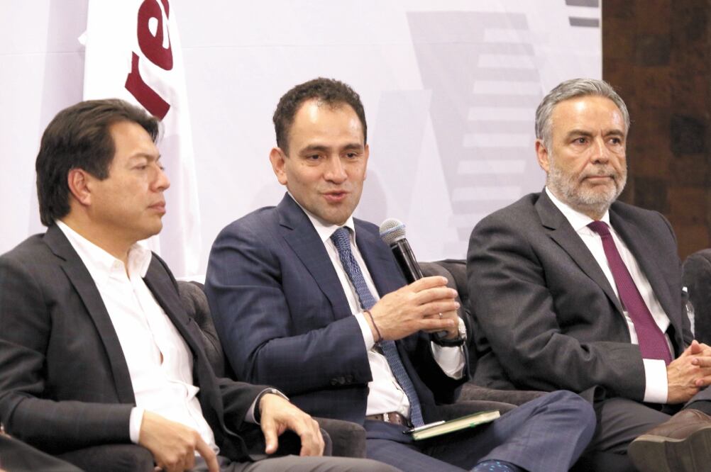 El titular de SHCP, Arturo Herrera, estuvo acompañado por Mario Delgado, coordinador de Morena, y por el diputado Alfonso Ramírez. Foto: CARLOS MEJÍA. EL UNIVERSAL 