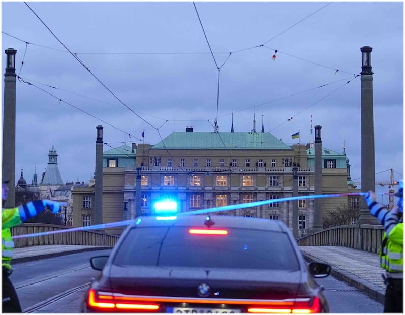 La policía monta guardia en una calle del centro de Praga. Foto: AP