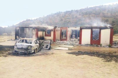 Irrumpe comando en Gómez Farías