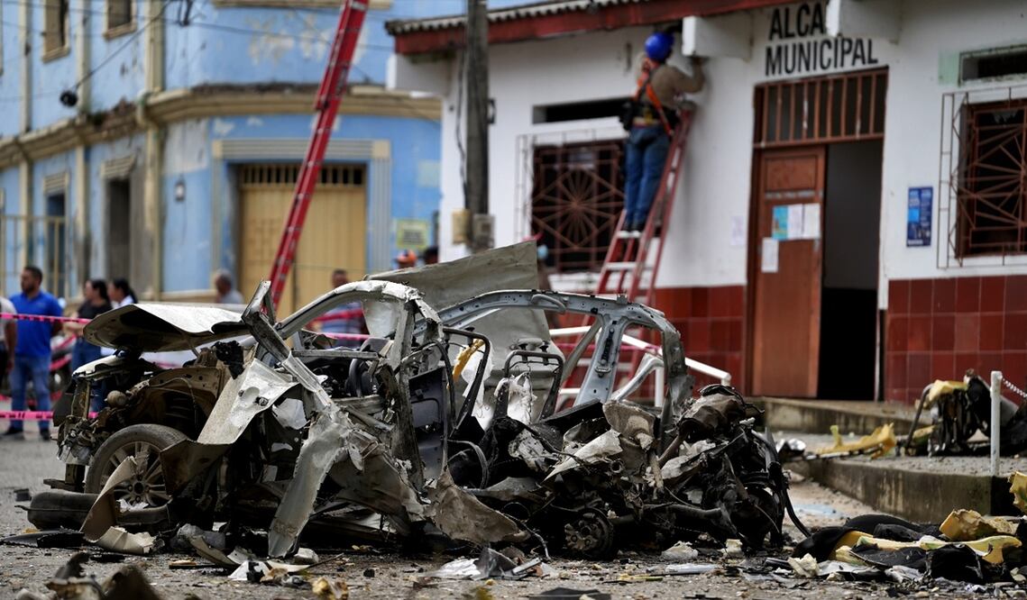 Imagen de los restos de un automóvil luego de una explosión este martes, en Corinto, Colombia, el 10 de junio de 2025. Foto: EFE
