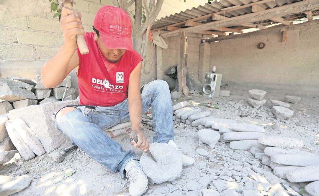 Oficio tradicional. José, de 35 años, sostiene económicamente a su familia elaborando metates y tejolotes. Foto: JORGE ALVARADO. EL UNIVERSAL