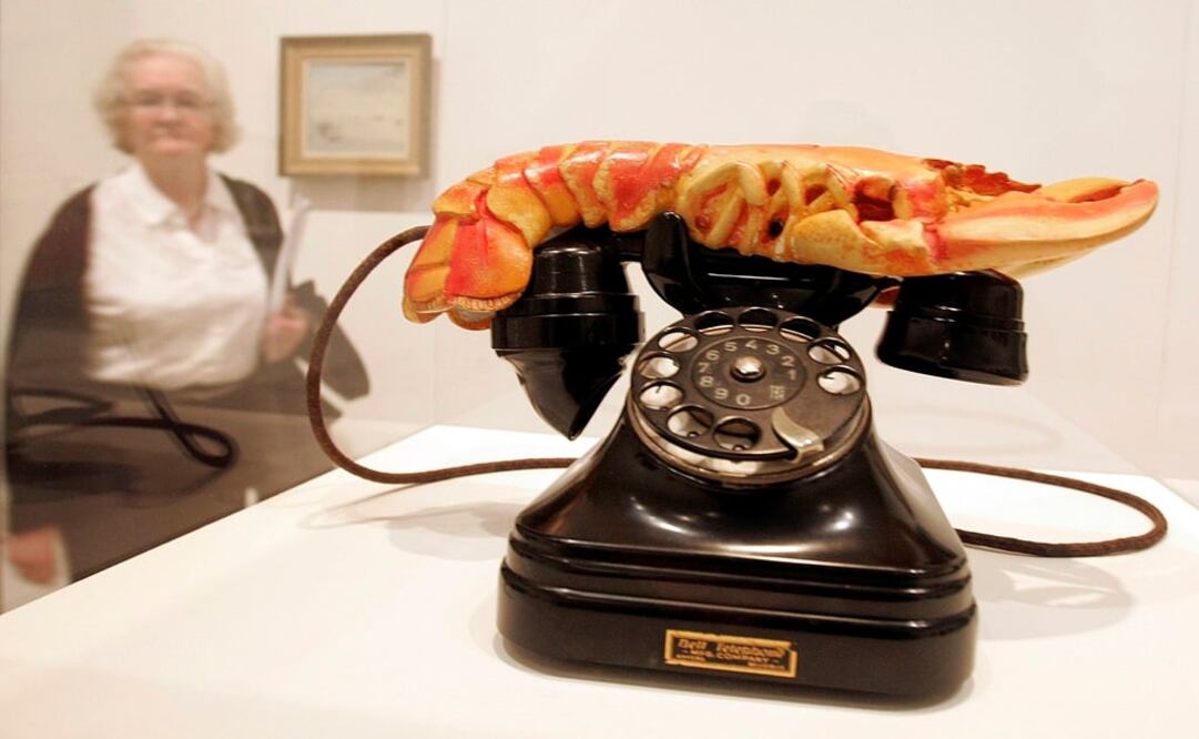 Foto ilustrativa de un "Teléfono langosta" de Salvador Dalí. Foto: REUTERS/Toby Melville, archivo