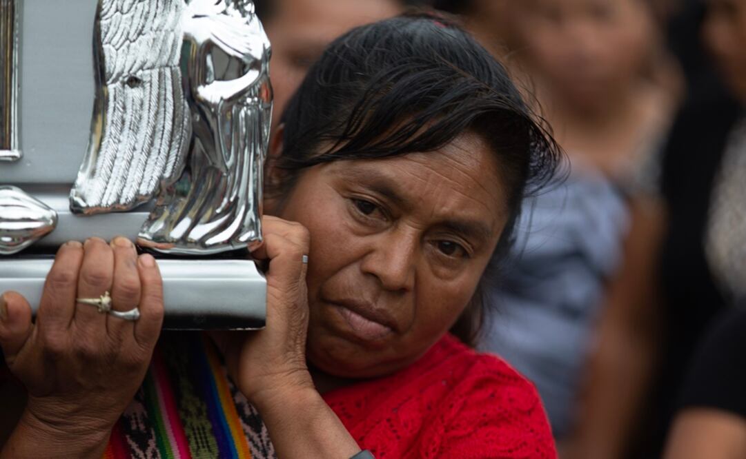 Familiares sepultaron ayer en Alotenango a María Magdalena Zelada Soto y a Maritza Ramos, muertas el pasado domingo tras la erupción del Volcán de Fuego. (RODOLFO AYALA. EL UNIVERSAL)