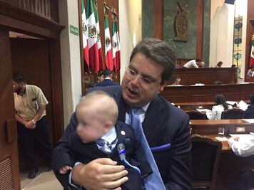 Diputado de Sinaloa asiste a sesión con su hijo en brazos 