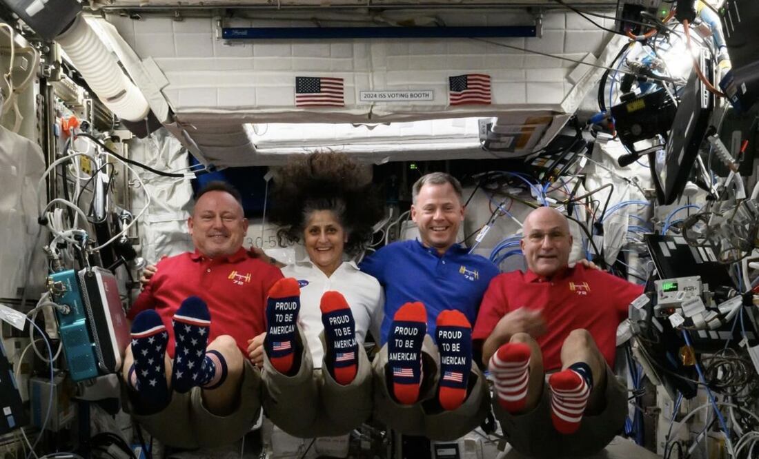 Los astronautas Butch Wilmore, Suni Williams y Don Pettit votaron anticipadamente en las elecciones presidenciales desde la Estación Espacial Internacional, y publicaron una foto suya en Instagram con calcetines de colores patrióticos el día de las elecciones. En los calcetines de dos de los astronautas se leía "Orgulloso de ser estadounidense". FOTO: EEI