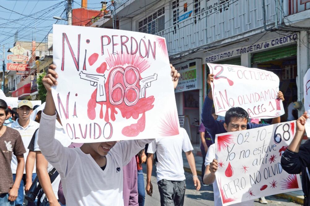 Estudiantes e integrantes de la coordinadora universitaria Lucio Cabañas de la Universidad Autónoma de Guerrero conmemoraron esta fecha (DASSAEV TÉLLEZ. EL UNIVERSAL)