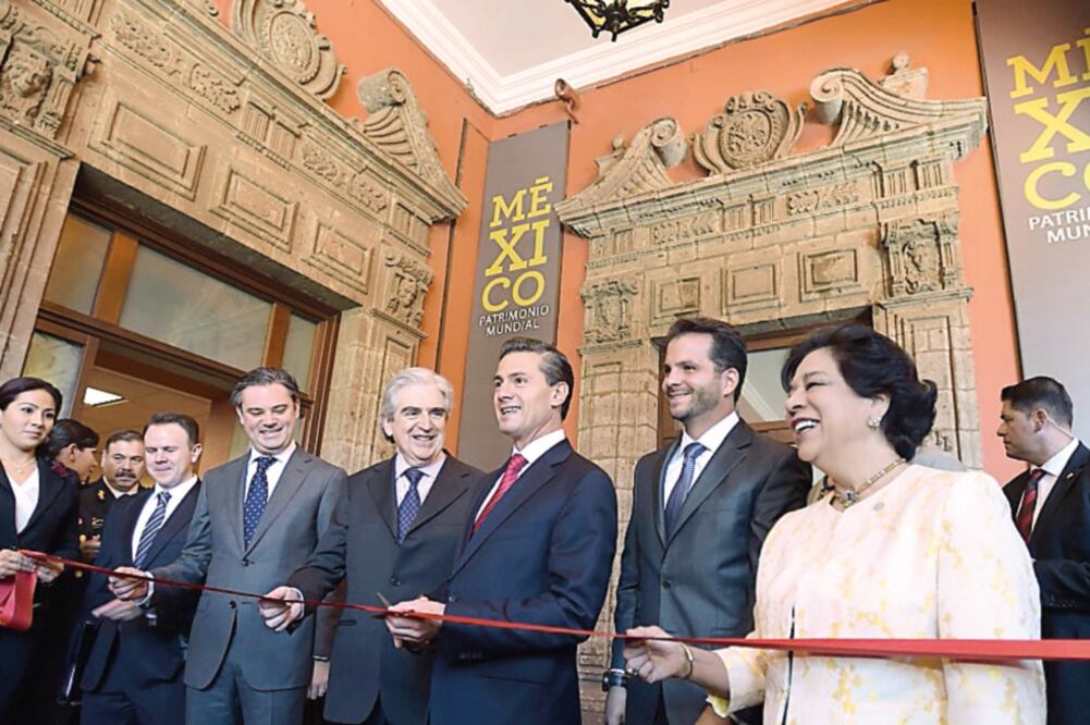 El presidente Enrique Peña Nieto, acompañado del titular de Conaculta, Rafael Tovar y de Teresa (cuarto de izq. a der.) y del secretario de Educación, Aurelio Nuño Mayer (tercero de izq. a der.), entre otros invitados (ESPECIAL)