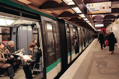 Condenan a prisión en suspenso a hombre que se masturbaba en metro de París