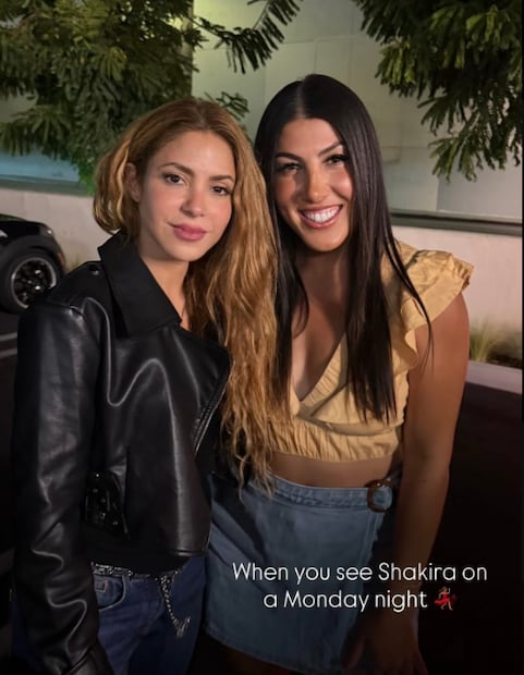 Shakira se toma foto con fan en el bar restaurante El Floridita en Hollywood, donde la cantante asistió acompañada del actor Manuel García-Rulfo.