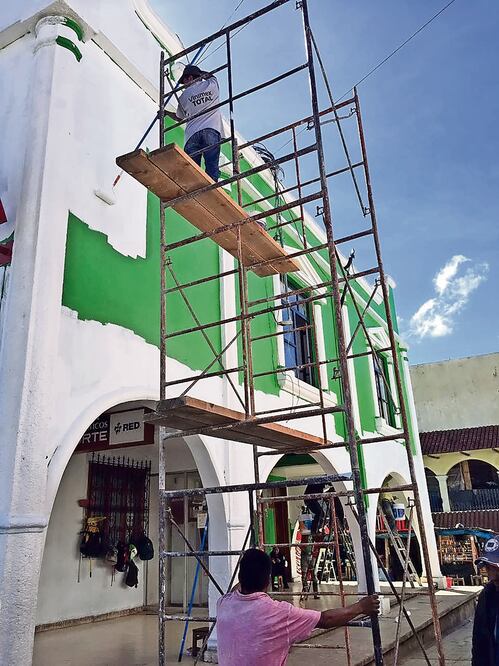 El palacio municipal lucía verde desde el 1 de octubre de 2015, tras los hechos de violencia lo pintaron de blanco (FREDY MARTÍN. EL UNIVERSAL)