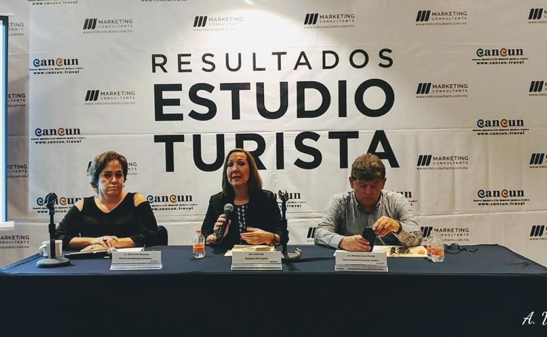 De izq a der.: Ana Cecilia Quevedo, directora de Marketing Consultants; Lizzie Cole, directora de la OVC de Cancún y Maximo García Rocha, subsecretario estatal de Turismo (Foto: Adriana Varillas/ EL UNIVERSAL)