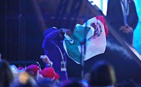 "Si tanto amas a México, mueve tu trasero hacia allá"; JD Vance arremete contra manifestante que ondeó bandera mexicana