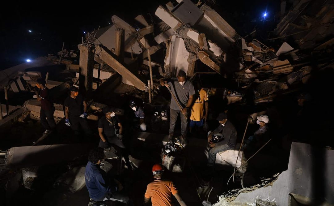 Personas buscan a sus familiares fallecidos entre los escombros de un edificio colapsado en el barrio Los Corales de Caraballeda, estado de La Guaira, Venezuela, el 1 de julio de 2026, tras los terremotos gemelos del 24 de junio. Las esperanzas de hallar más supervivientes se desvanecían el 1 de julio, al cumplirse una semana de los sismos gemelos que causaron la muerte de casi 2.300 personas, mientras los supervivientes del desastre sufrían una desesperante escasez de alimentos. Foto: AFP