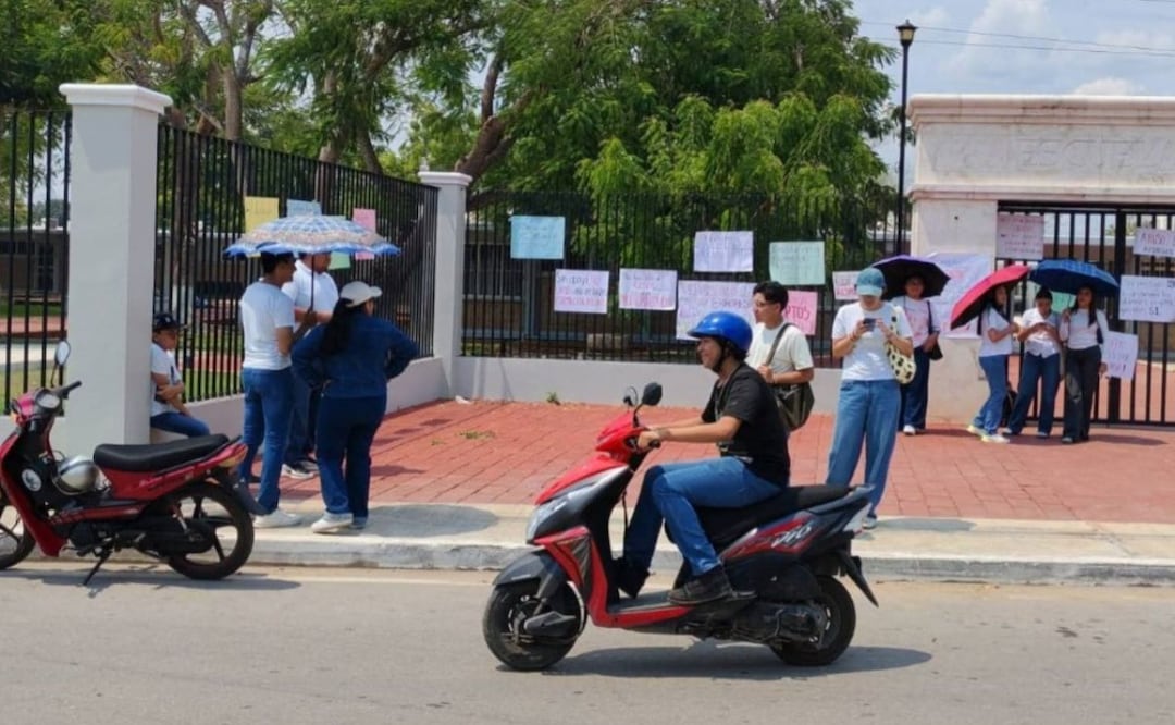 Normalistas exigen la destitución del director Eliseo Galera Mata por presuntas irregularidades administrativas. | Foto: Especial.