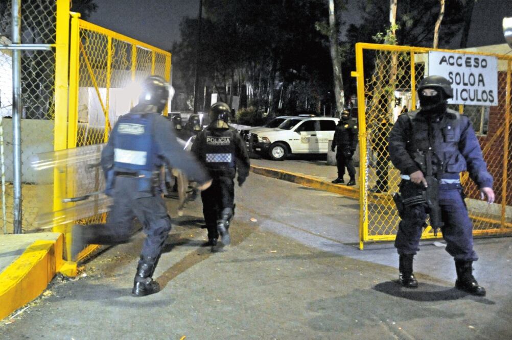 Vigilancia. Con escudos, cascos con lámparas y binomios caninos, 250 elementos ingresaron a los penales (ARCHIVO. EL UNIVERSAL)