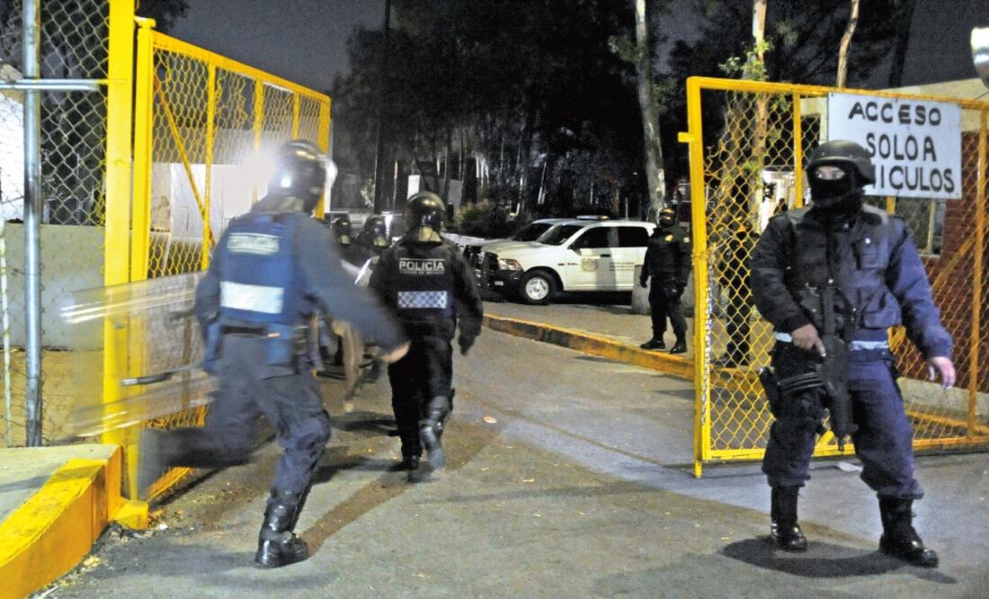 Vigilancia. Con escudos, cascos con lámparas y binomios caninos, 250 elementos ingresaron a los penales (ARCHIVO. EL UNIVERSAL)
