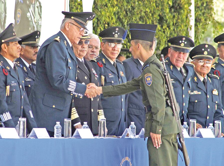 El general Salvador Cienfuegos entregó diplomas a los graduados como pilotos aviadores, controladores de vuelo, aerologistas (ARIEL OJEDA. EL UNIVERSAL)