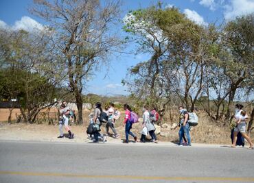 Desorganización y esperanza en aplicación de vacunas, migración y multitudes en las calles, entre las fotos de la semana