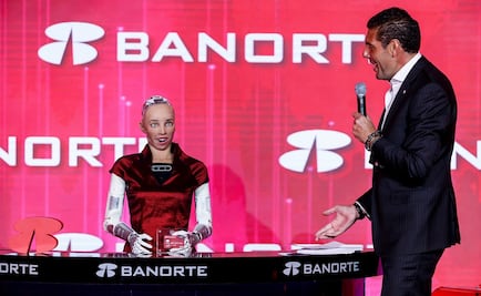 Del Toro y Frida, los mexicanos favoritos de la androide Sophia 