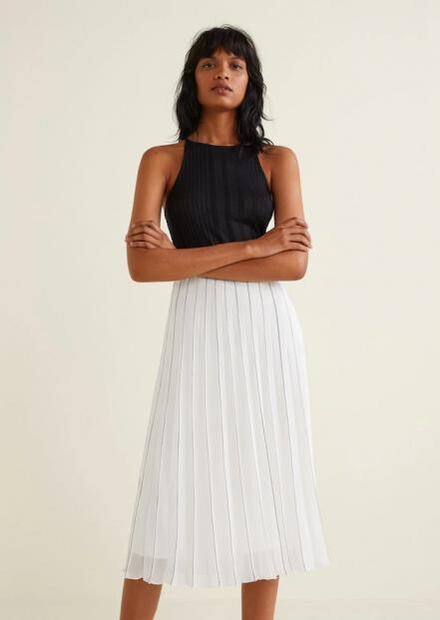 Falda plisada con rayas, la prenda esencial para ir a trabajar