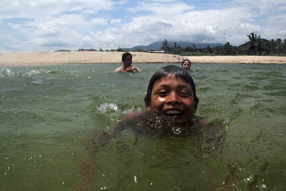 En julio de 2012, un niño de 9 años y su familia se convirtió en el anfitrión de periodistas que acudieron a documentar el arribo de la tortuga golfina, que llega a las playas michoacanas a desovar. 