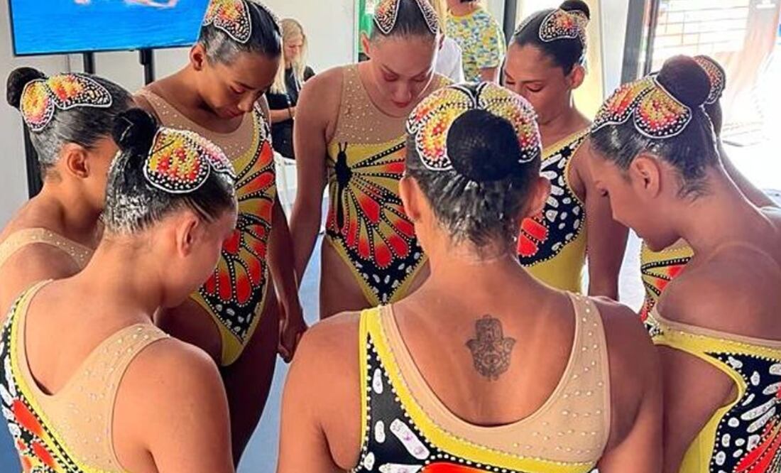 Las Seleccionadas de Natación Artística orando antes de un torneo / Foto: Nuria Diosdado
