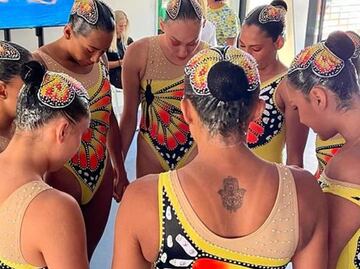 La CONADE no las apoya económicamente; seleccionadas de natación artística venden trajes de baño para costear viajes