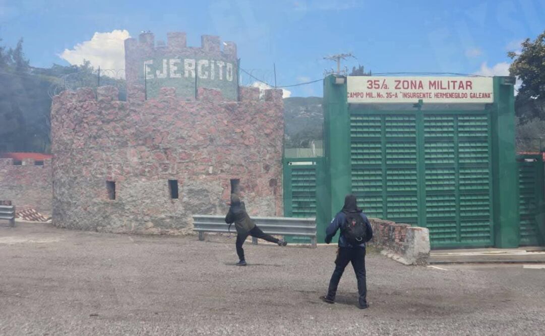 Normalistas de Ayotzinapa lanzan petardos a Zona Militar de Chilpancingo, Guerrero (22/09/2025). Foto: Captura de pantalla