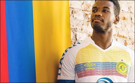 Chapecoense lanza camiseta en homenaje a Colombia