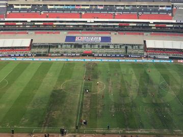 Cancha del Estadio Azteca en pésimas condiciones