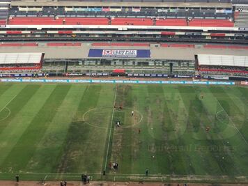 Cancha del Estadio Azteca en pésimas condiciones