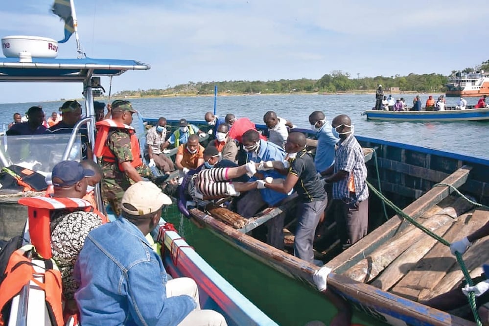 Rescatistas sacan un cuerpo del agua, cerca de la isla Ukara, en el lago Victoria, luego de que la embarcación MV Nyerere naufragara. Buzos de Dar es Salam y de Mara apoyaron en las labores. (AP)