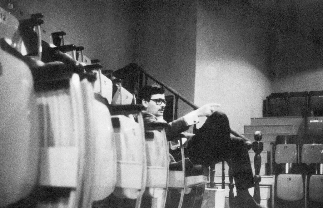 Ignacio Solares dirigiendo la puesta teatral El problema es otro. Foto: Tomada del libro "Solares, prodigio de lo invisible" (Universidad Autónoma de Chihuahua, 2024)