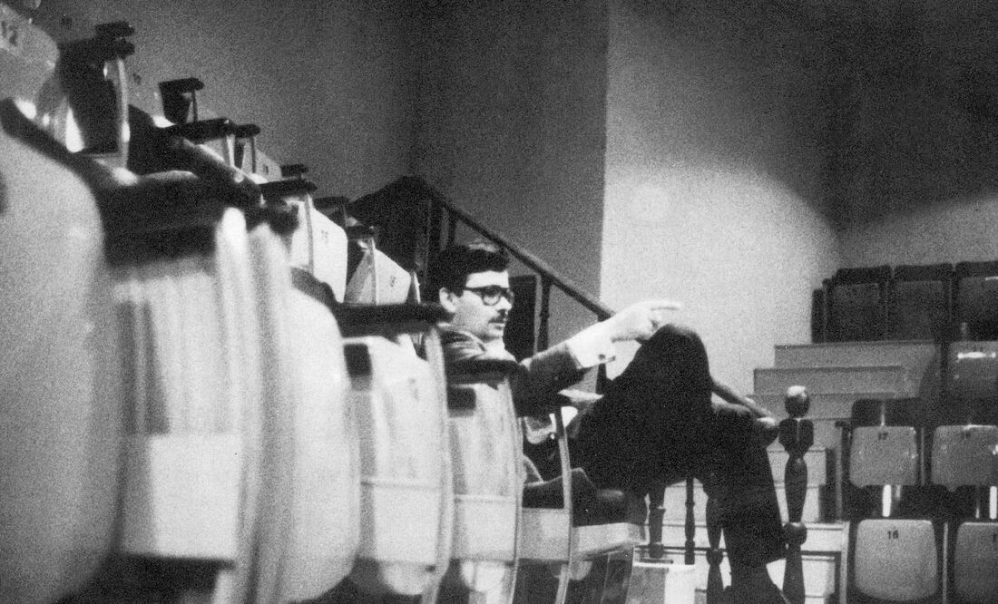 Ignacio Solares dirigiendo la puesta teatral El problema es otro. Foto: Tomada del libro "Solares, prodigio de lo invisible" (Universidad Autónoma de Chihuahua, 2024)